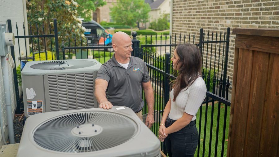Moss technician speaking with a Little Elm homeowner