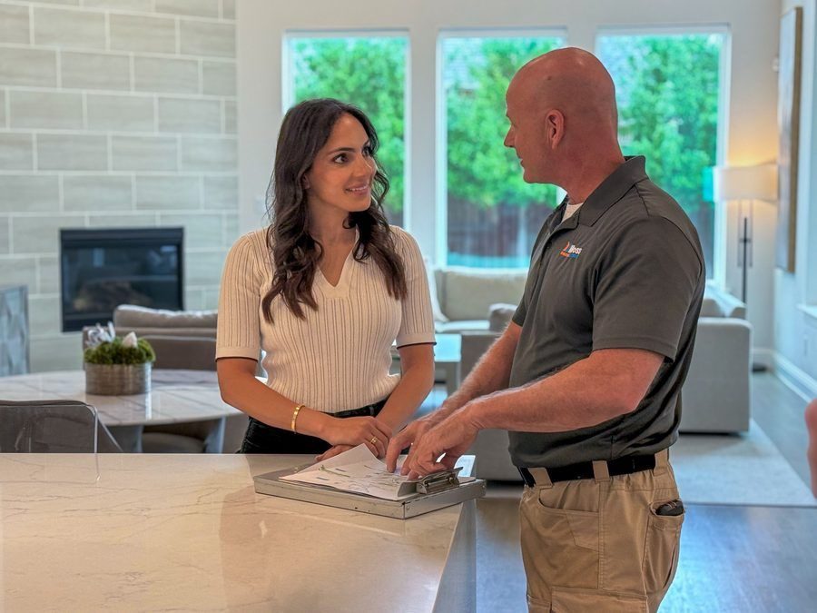 Moss technician speaking with a homeowner in their kitchen